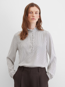 Блузка с воротником-стойкой