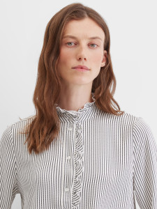 Блузка с воротником-стойкой