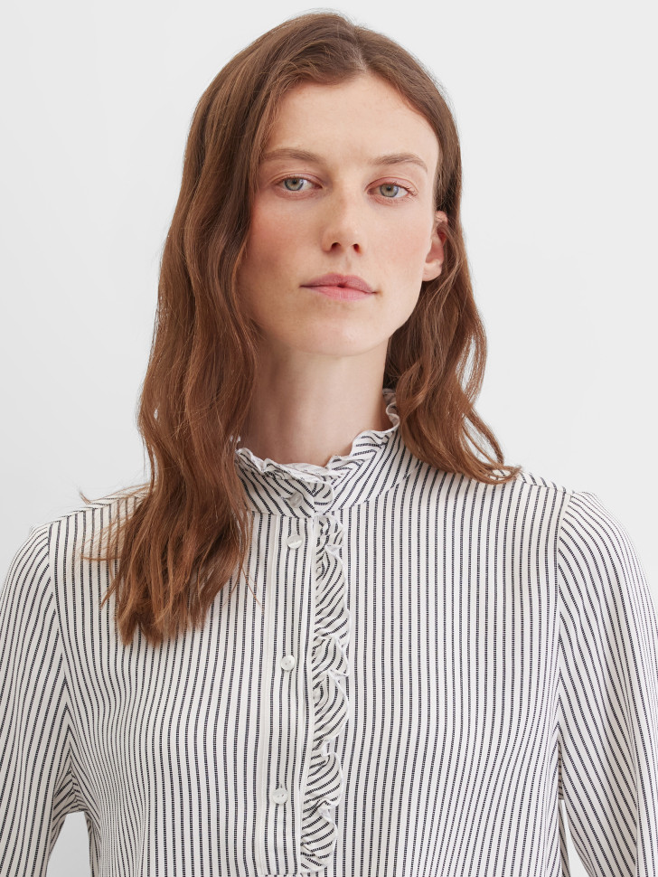 Блузка с воротником-стойкой