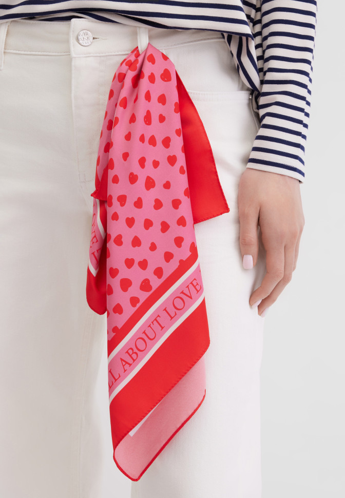 Платок с принтом в сердечки