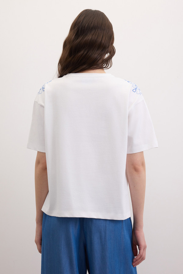 Футболка с вышивкой