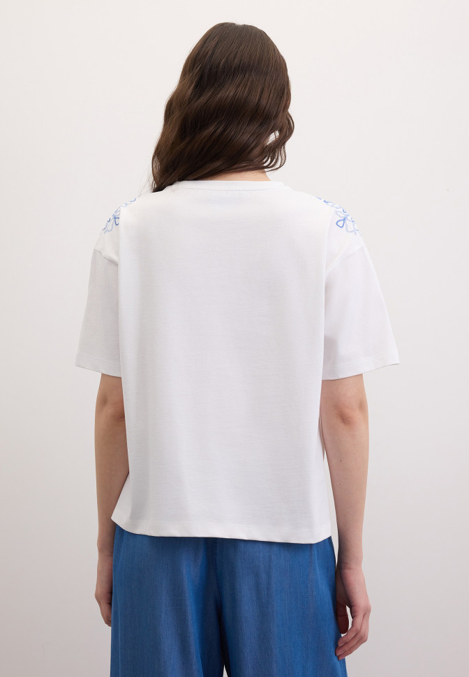Футболка с вышивкой