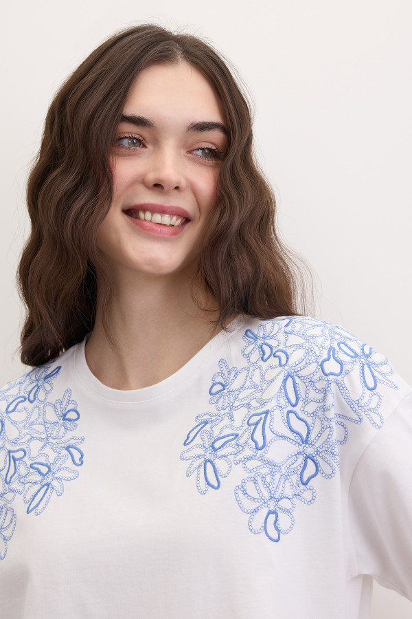 Футболка с вышивкой