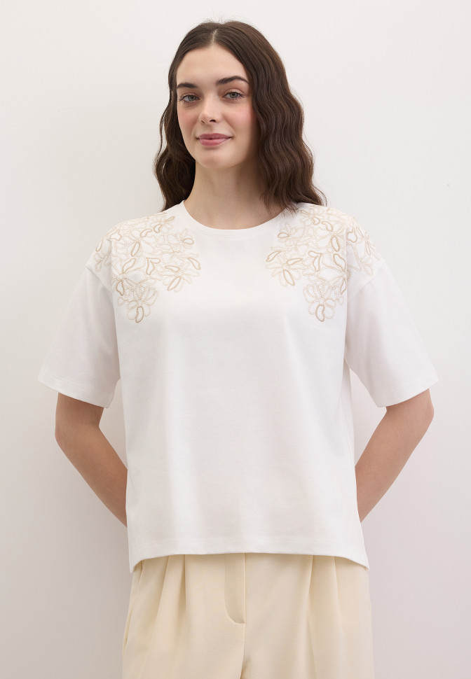 Футболка с вышивкой