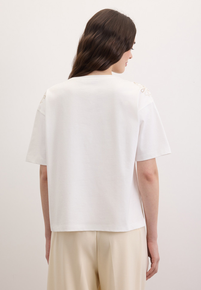 Футболка с вышивкой