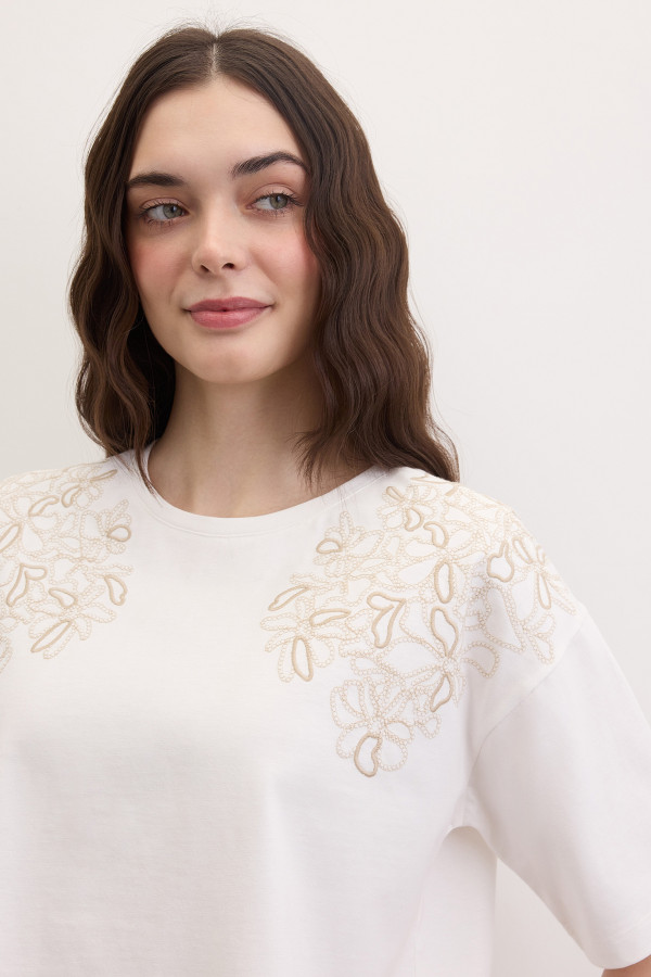 Футболка с вышивкой