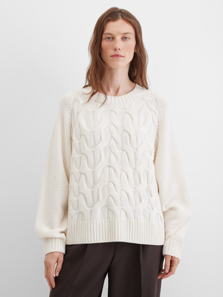 Джемпер с узором "косы"