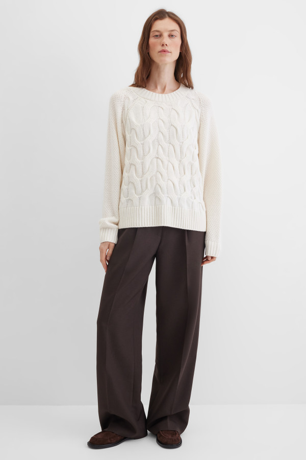 Джемпер с узором "косы"