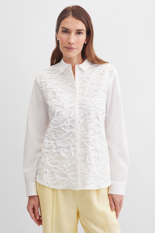 Блузка с объемной аппликацией