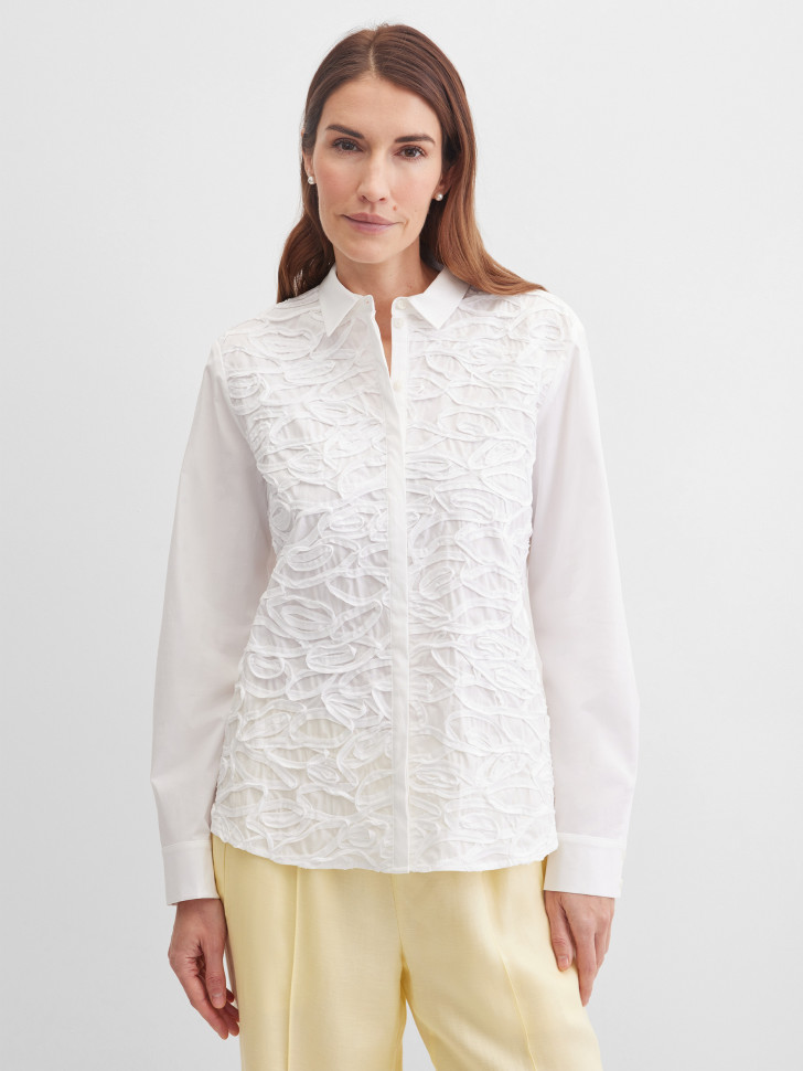 Блузка с объемной аппликацией