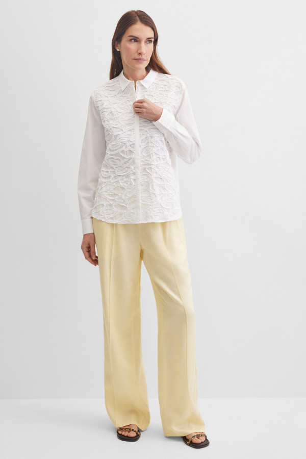 Блузка с объемной аппликацией