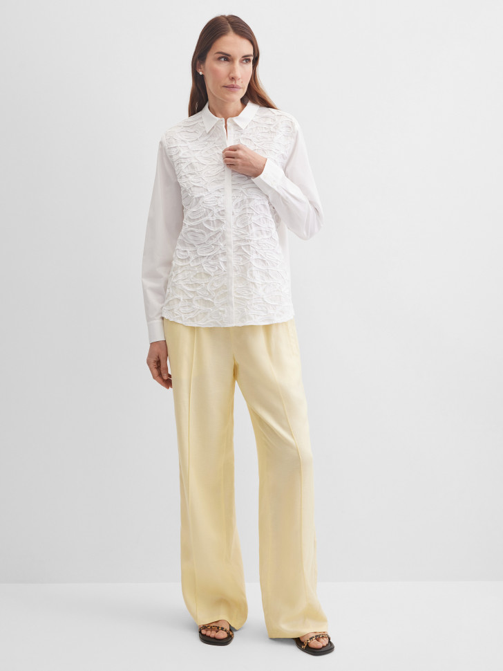 Блузка с объемной аппликацией