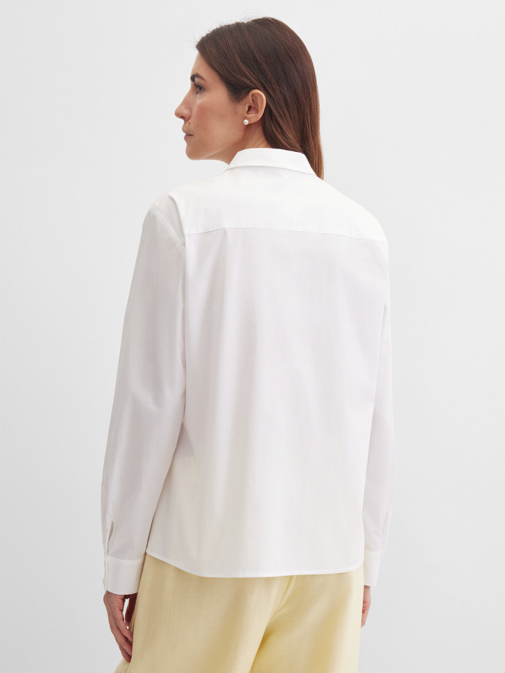 Блузка с объемной аппликацией