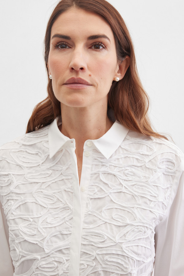 Блузка с объемной аппликацией