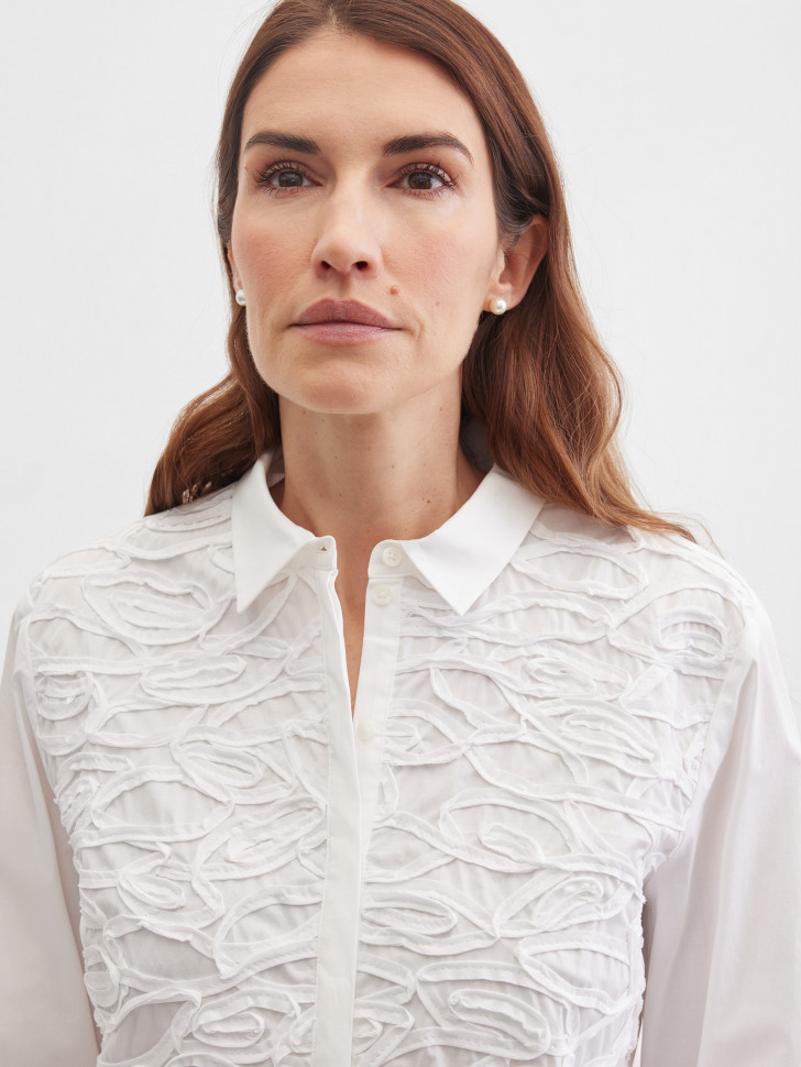 Блузка с объемной аппликацией