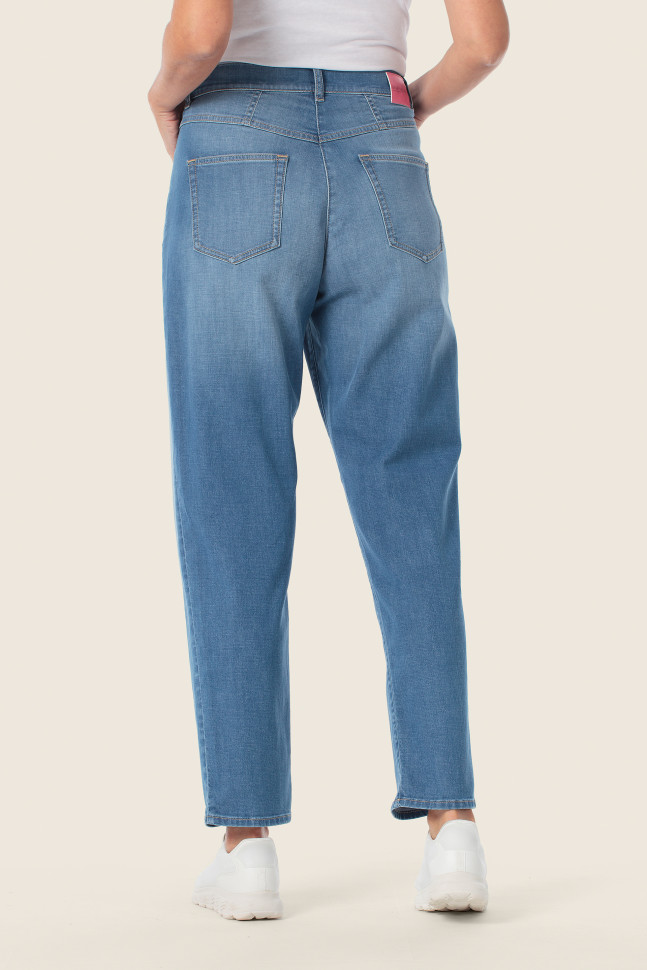 Джинсы с эффектом потертости