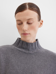 Свитер укороченный