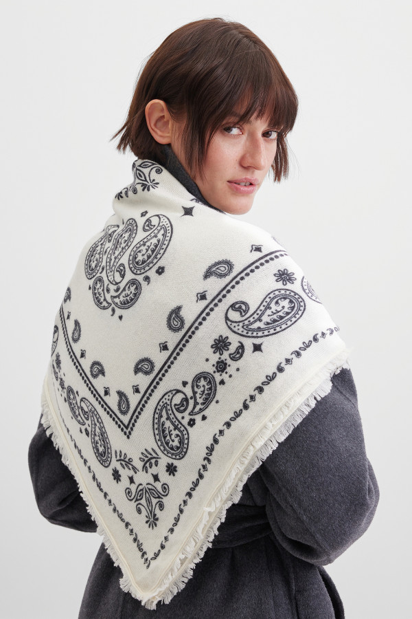 Платок с бахромой