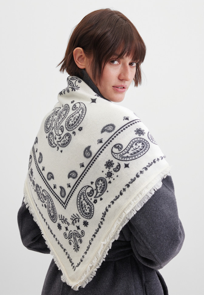 Платок с бахромой