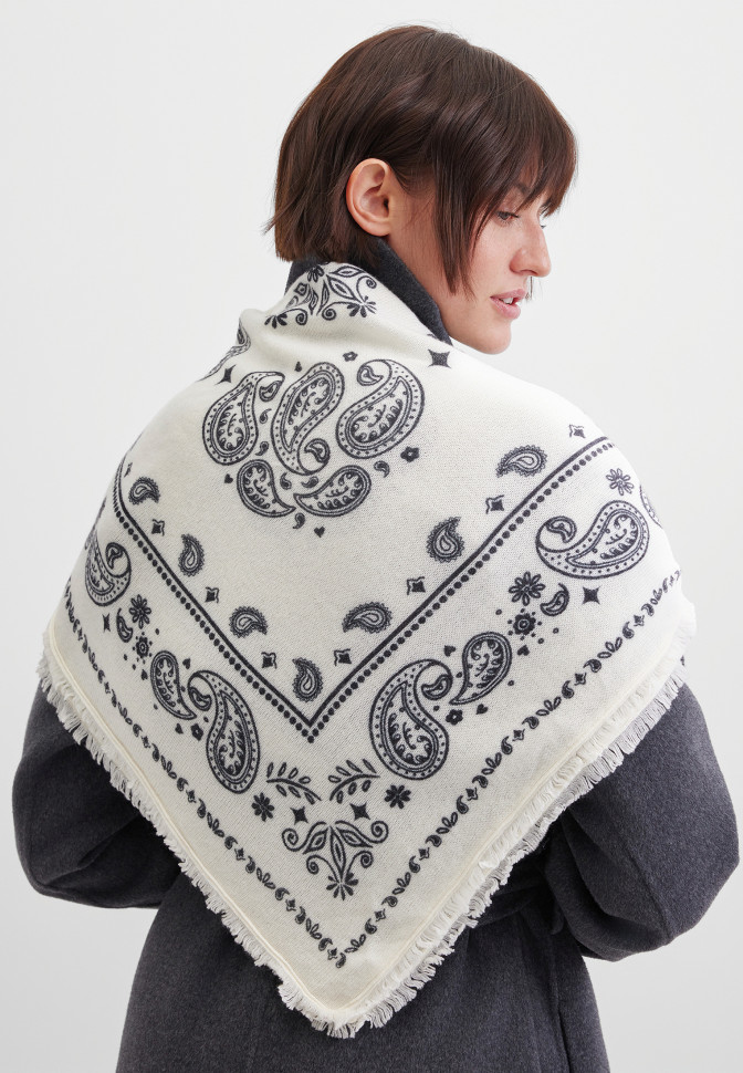 Платок с бахромой