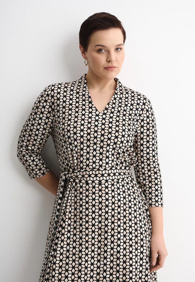 Платье с V-образным вырезом