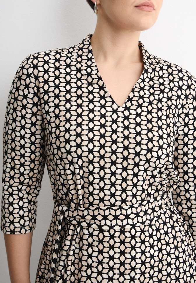 Платье с V-образным вырезом