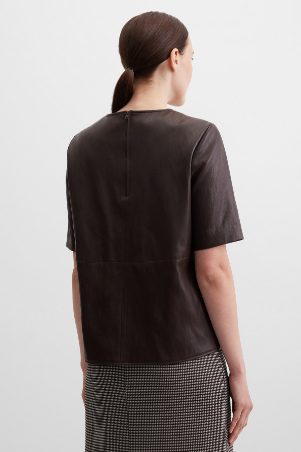 Блузка из экокожи с коротким рукавом