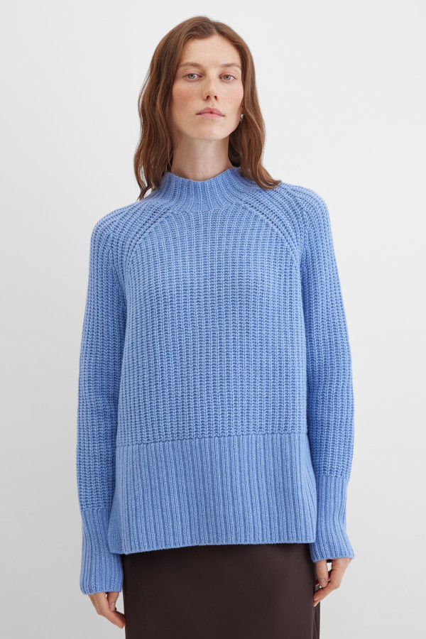 Свитер с разрезами сбоку