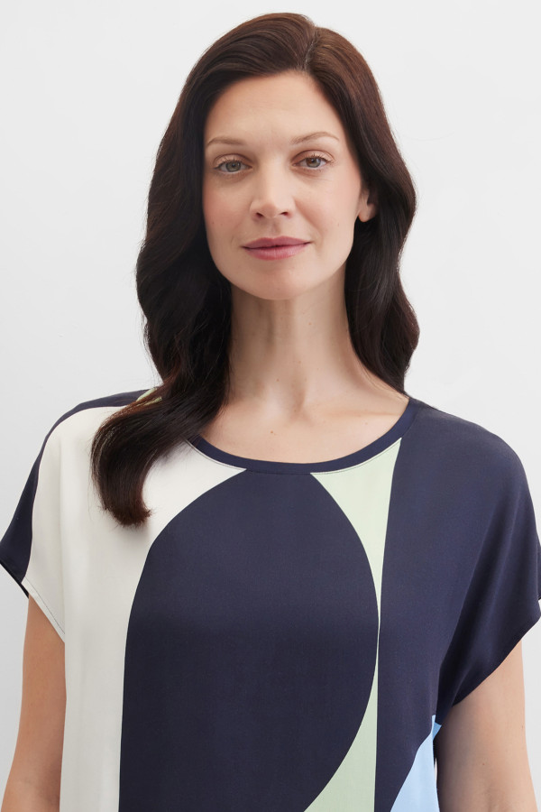 Футболка с абстрактным принтом