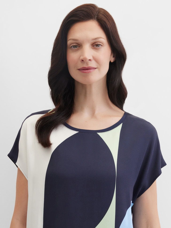 Футболка с абстрактным принтом